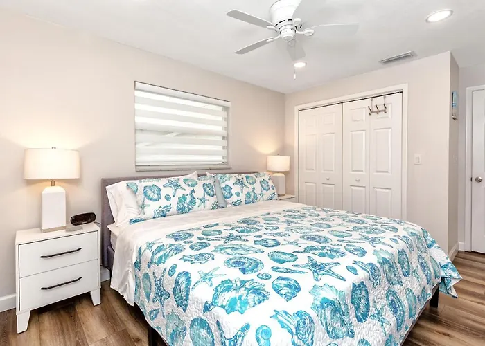 Modern Home, Heated Pool, Close To Beaches!
