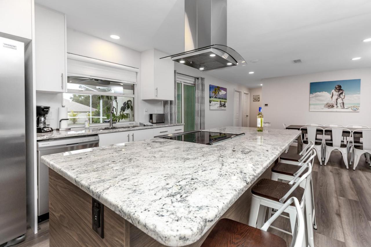 Modern Home, Heated Pool, Close To Beaches!