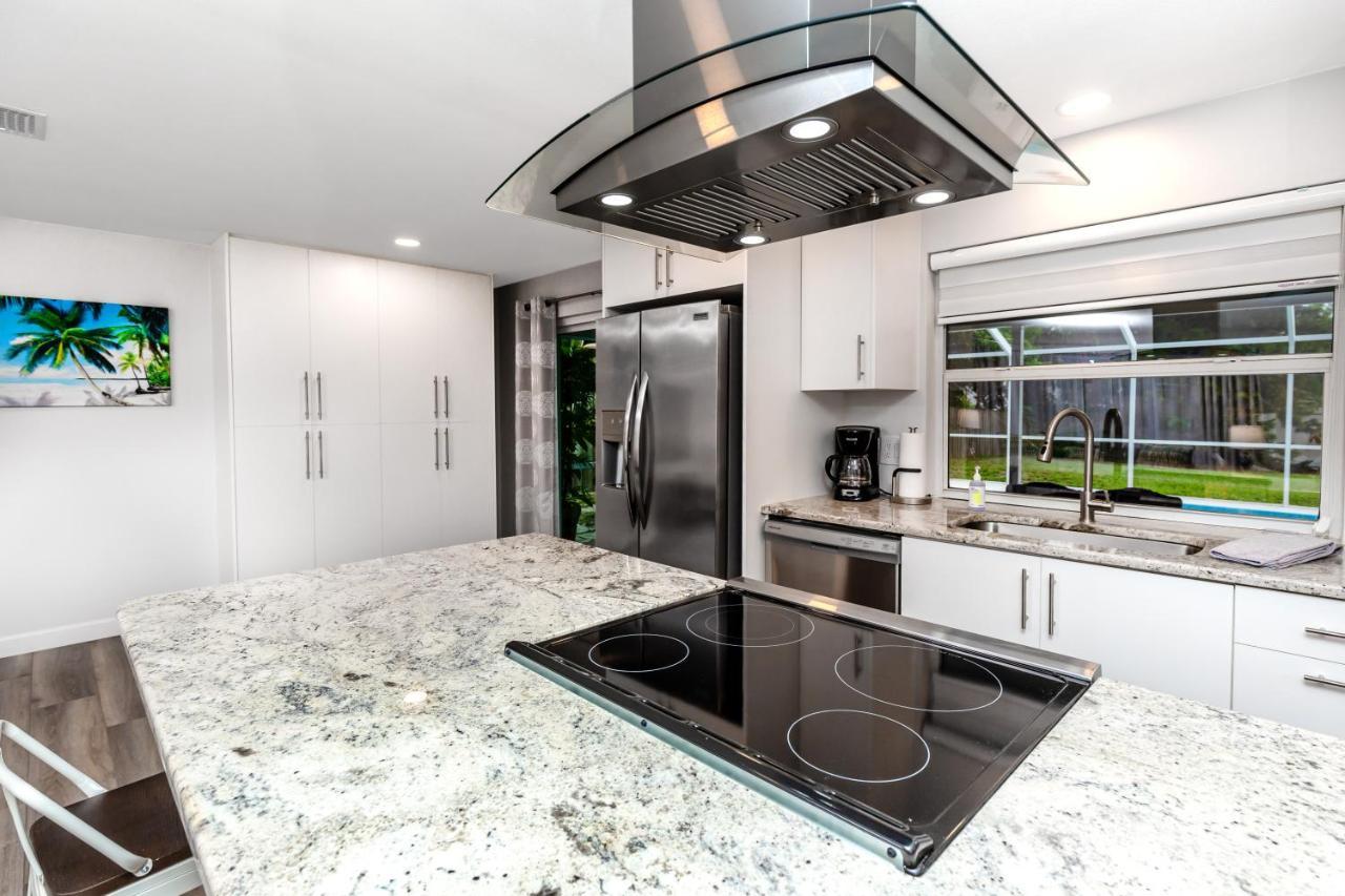 Modern Home, Heated Pool, Close To Beaches! Villa