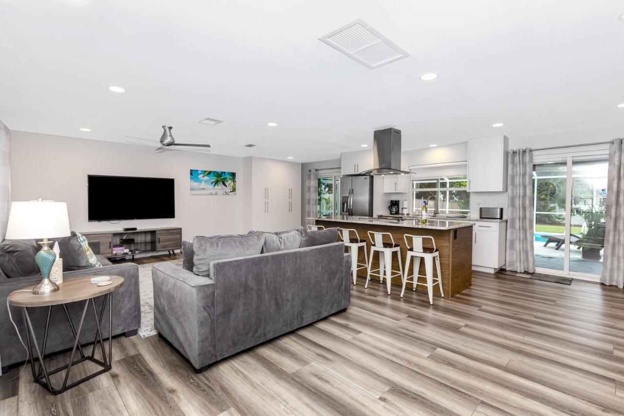 Villa Modern Home, Heated Pool, Close To Beaches!
